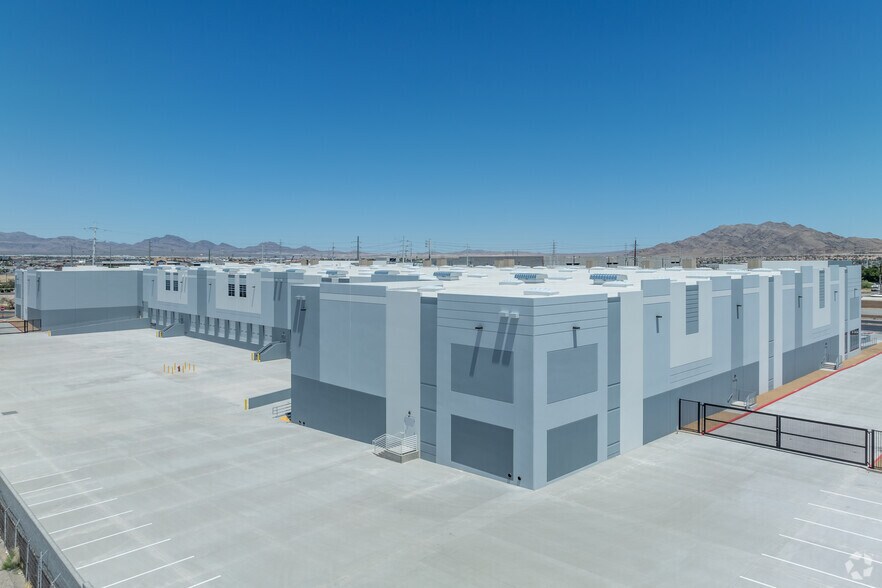 2327 N Nellis Blvd, Las Vegas, NV à louer - Photo de l’immeuble – Image 3 sur 11