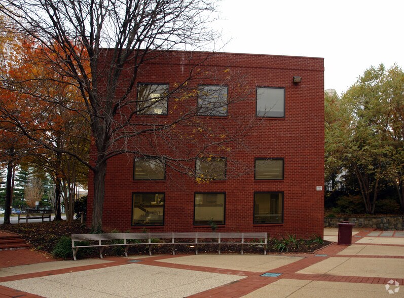 7605 Arlington Rd, Bethesda, MD à louer - Photo de l’immeuble – Image 2 sur 2