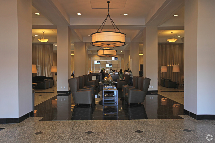 1933 S Broadway, Los Angeles, CA à louer - Hall d’entrée – Image 2 sur 5