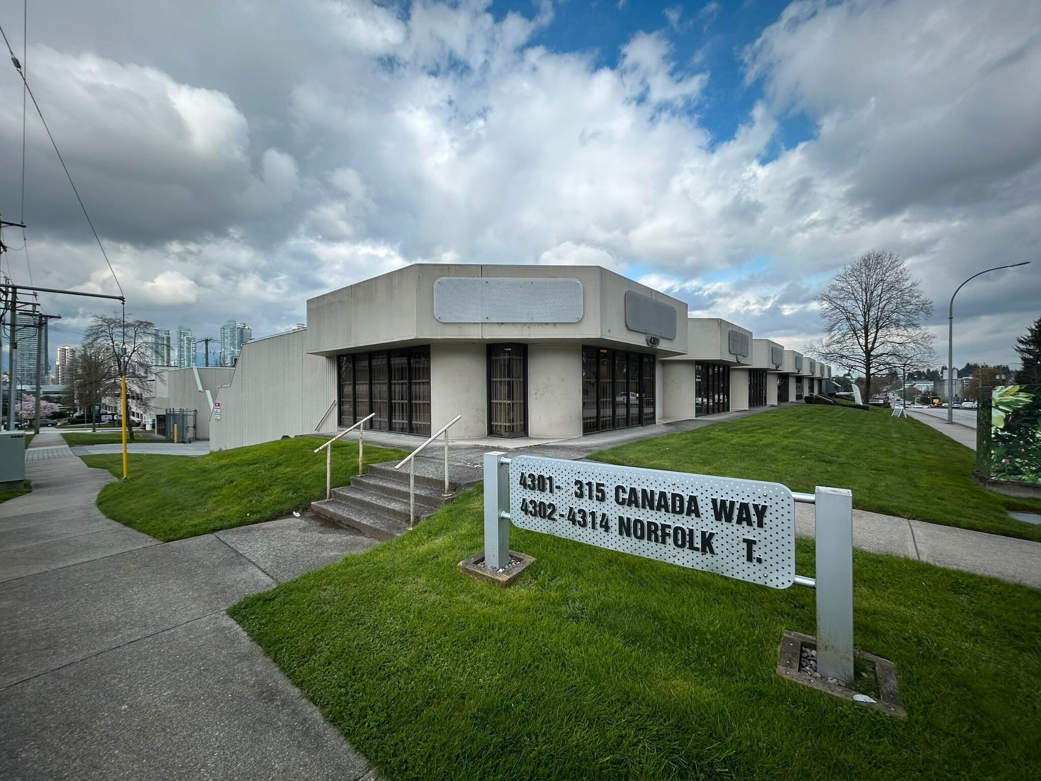 4301-4315 Canada Way, Burnaby, BC à louer Photo de l’immeuble– Image 1 sur 2