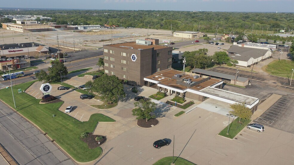 3706 SW Topeka Blvd, Topeka, KS à vendre - Vidéo sur l’annonce professionnelle – Image 2 sur 23