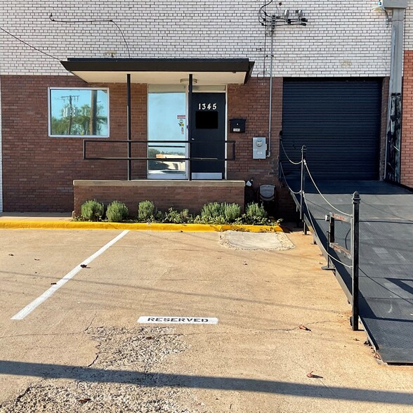 1345 Conant St, Dallas, TX à louer - Photo de l’immeuble – Image 1 sur 4