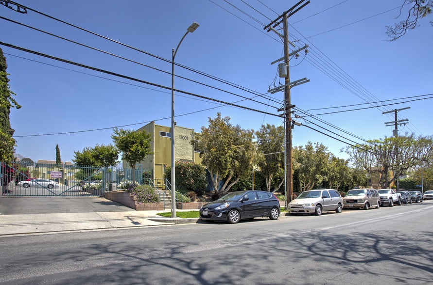 13002 Dronfield Ave, Sylmar, CA à vendre - Photo de l’immeuble – Image 3 sur 6