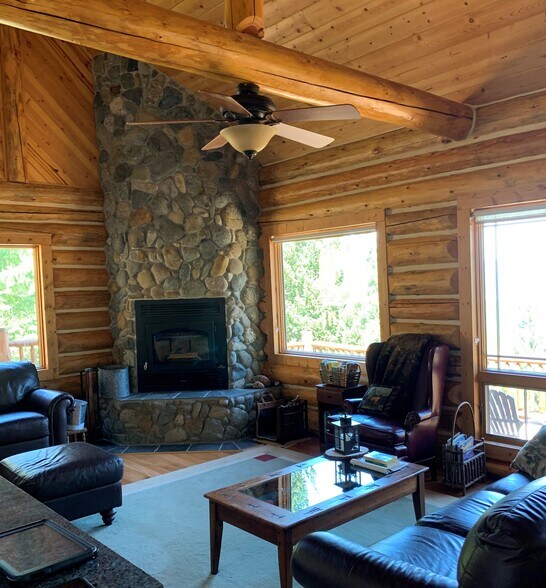 490 Bear Paw Trl, Trinity Center, CA à vendre - Photo de l’immeuble – Image 3 sur 32