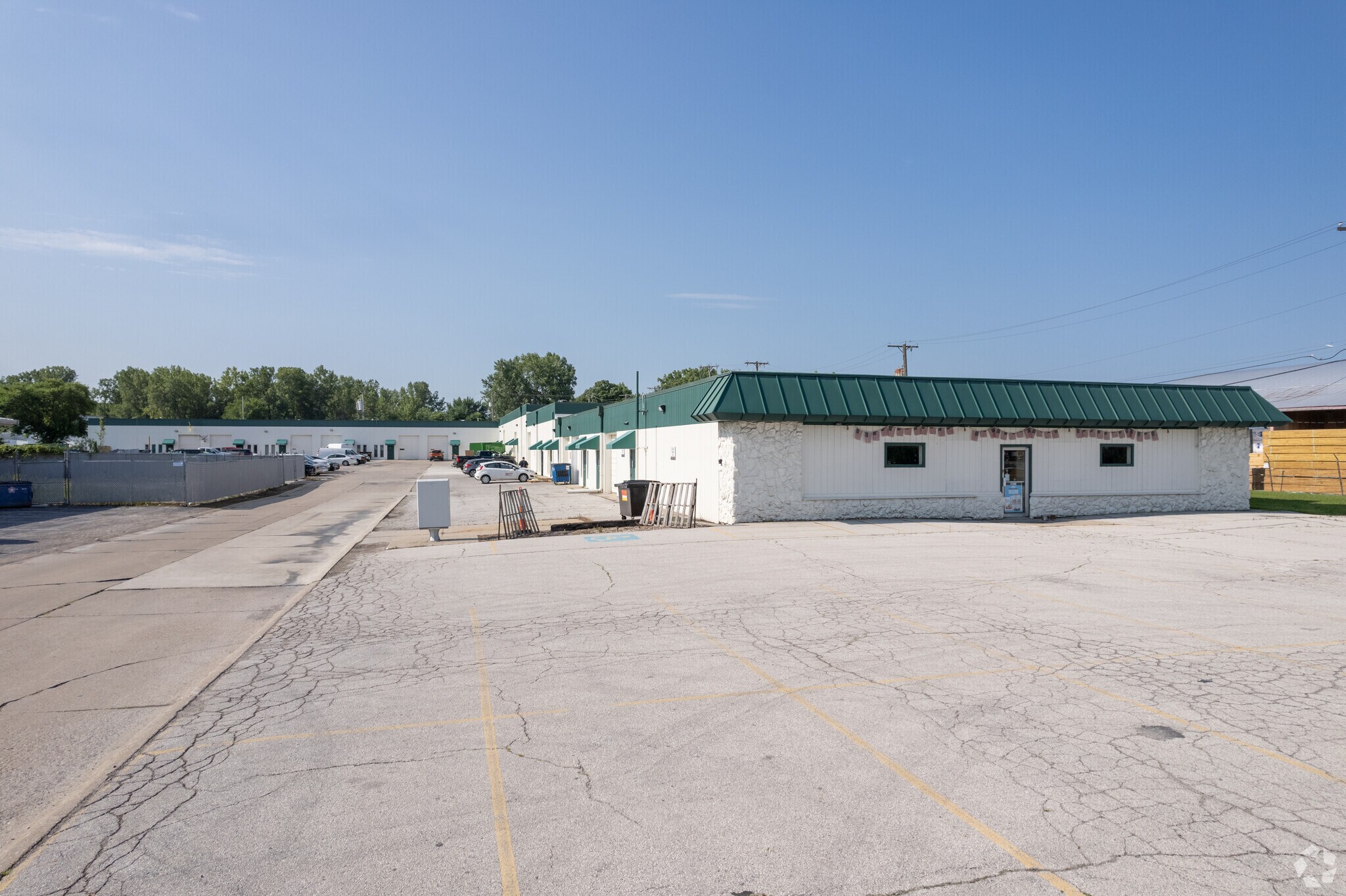 720 Illinois Ave, Maumee, OH à louer Photo de l’immeuble– Image 1 sur 6