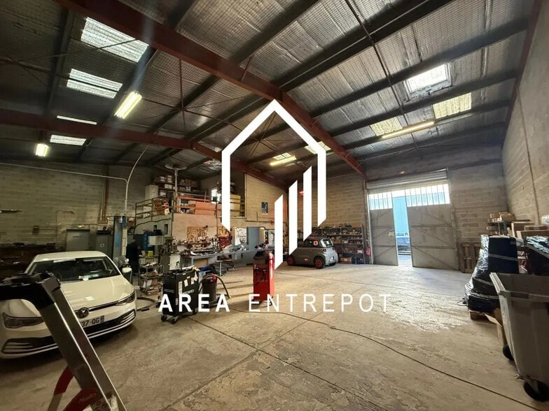 Local d’activités dans Aubagne à louer - Photo de l’immeuble – Image 3 sur 11