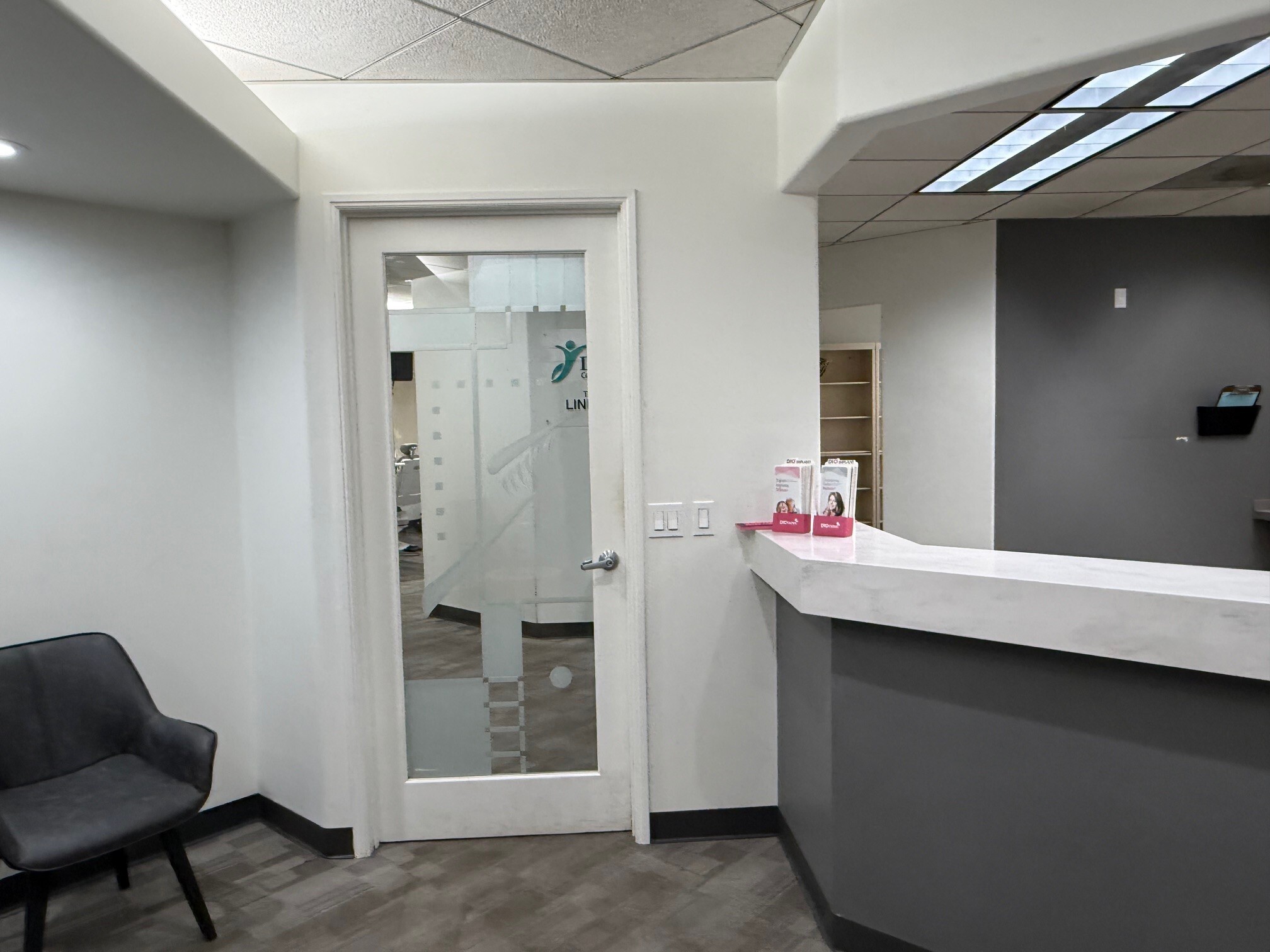 20301 Ventura Blvd, Woodland Hills, CA à louer Photo intérieure– Image 1 sur 14