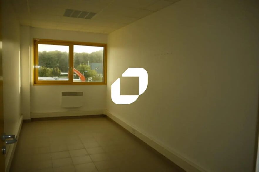 Local d’activités dans Santeny à louer - Photo de l’immeuble – Image 3 sur 3