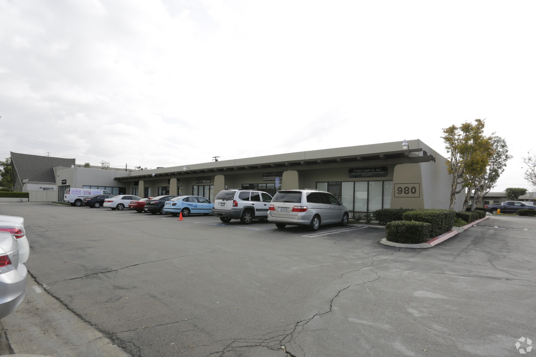 980 E Orangethorpe Ave, Anaheim, CA à louer Photo principale– Image 1 sur 4
