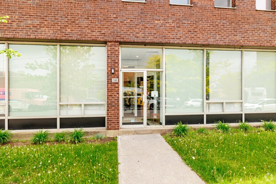 1550-1590 Rue Chabanel O, Montréal, QC à louer - Photo de l’immeuble – Image 2 sur 3