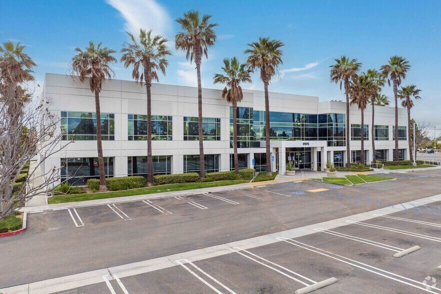 17075 Newhope St, Fountain Valley, CA à louer - Photo de l’immeuble – Image 2 sur 7