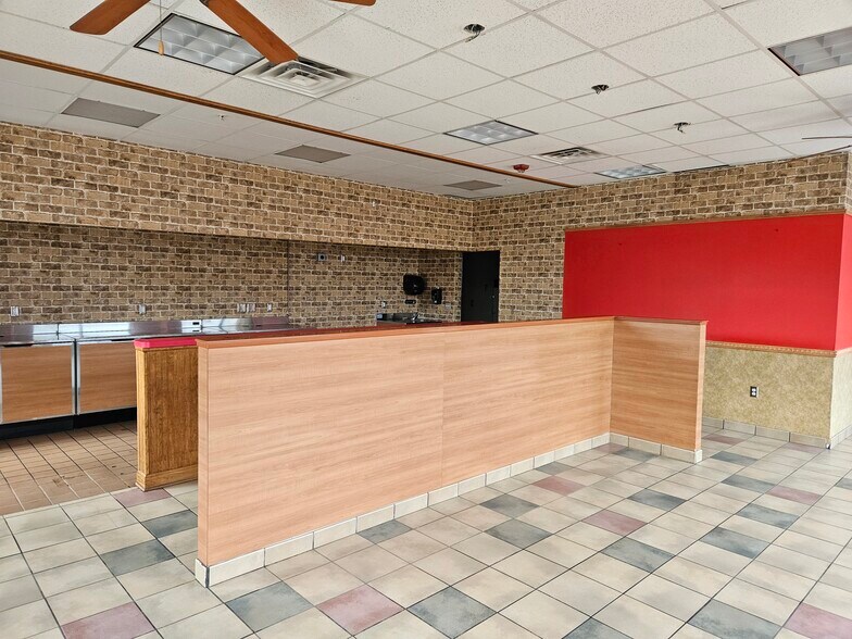 1629 E Michigan Ave, Lansing, MI à louer - Photo intérieure – Image 3 sur 13