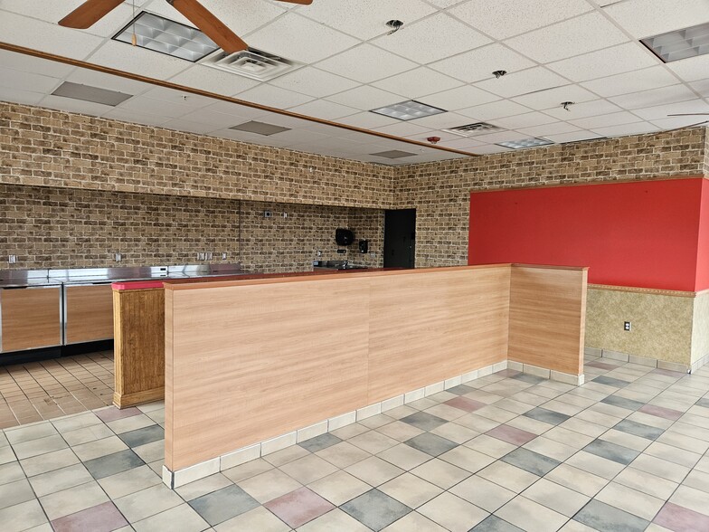 1629 E Michigan Ave, Lansing, MI à louer - Photo intérieure – Image 3 sur 13