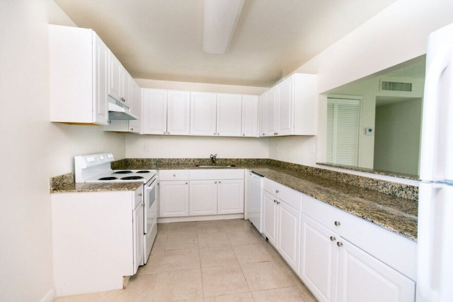 8445 Springtree Dr, Sunrise, FL à vendre - Photo de l’immeuble – Image 3 sur 82