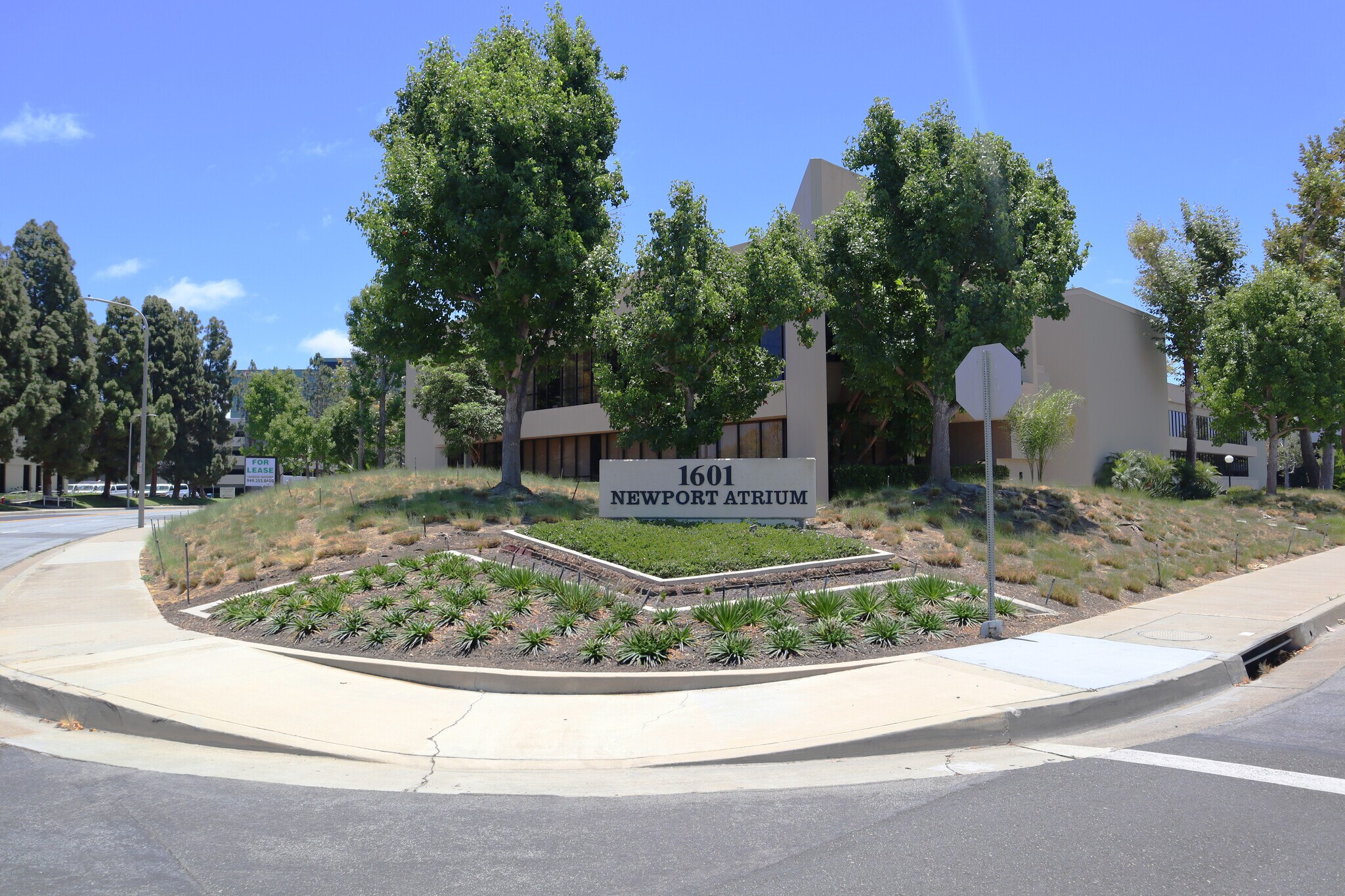 1601 Dove St, Newport Beach, CA à louer Photo de l’immeuble– Image 1 sur 9