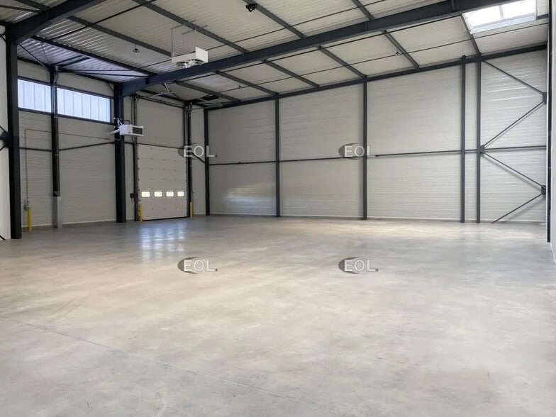 Local d’activités dans Saint-Priest à louer - Photo intérieure – Image 2 sur 14