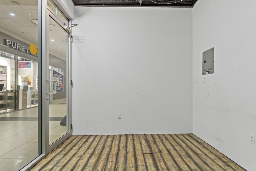 384 Yonge St, Toronto, ON à louer - Photo intérieure – Image 2 sur 15