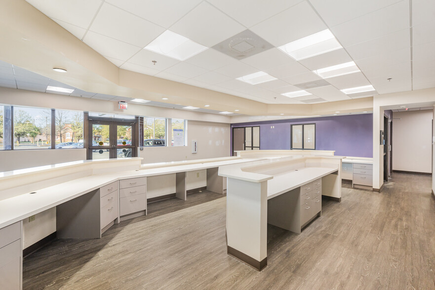 2800-2826 W Sugar Creek Rd, Charlotte, NC à louer - Photo de l’immeuble – Image 3 sur 12