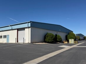 17205 Eucalyptus St, Hesperia, CA à louer Photo intérieure– Image 1 sur 7