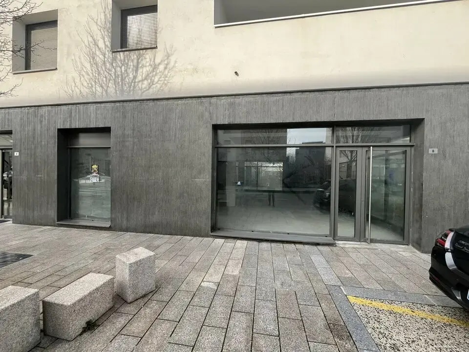 Local commercial dans Saint-Priest à louer Photo de l’immeuble– Image 1 sur 5