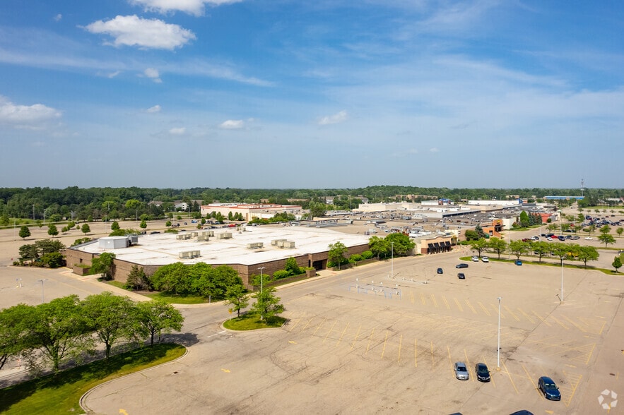 5330 W Saginaw Hwy, Lansing, MI à louer - Photo de l’immeuble – Image 3 sur 6