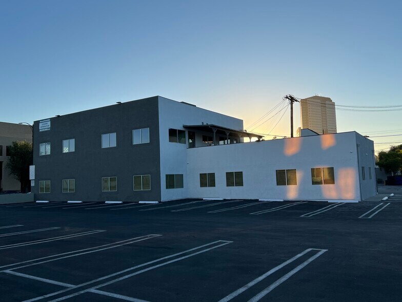 4404 W Riverside Dr, Burbank, CA à louer - Photo de l’immeuble – Image 2 sur 3