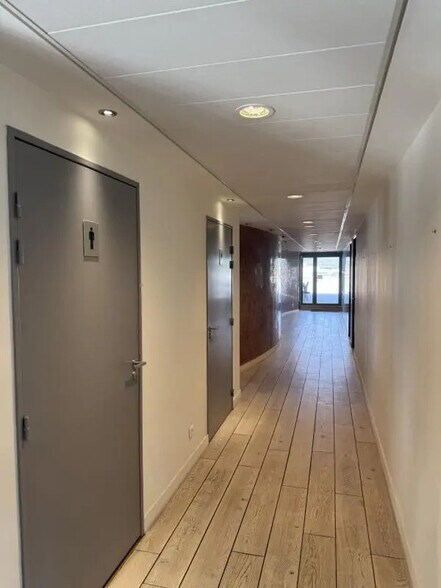 Bureau dans Fréjus à louer - Photo de l’immeuble – Image 1 sur 8