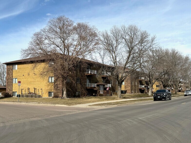 2021 N Kimball St, Mitchell, SD à vendre - Photo de l’immeuble – Image 3 sur 99