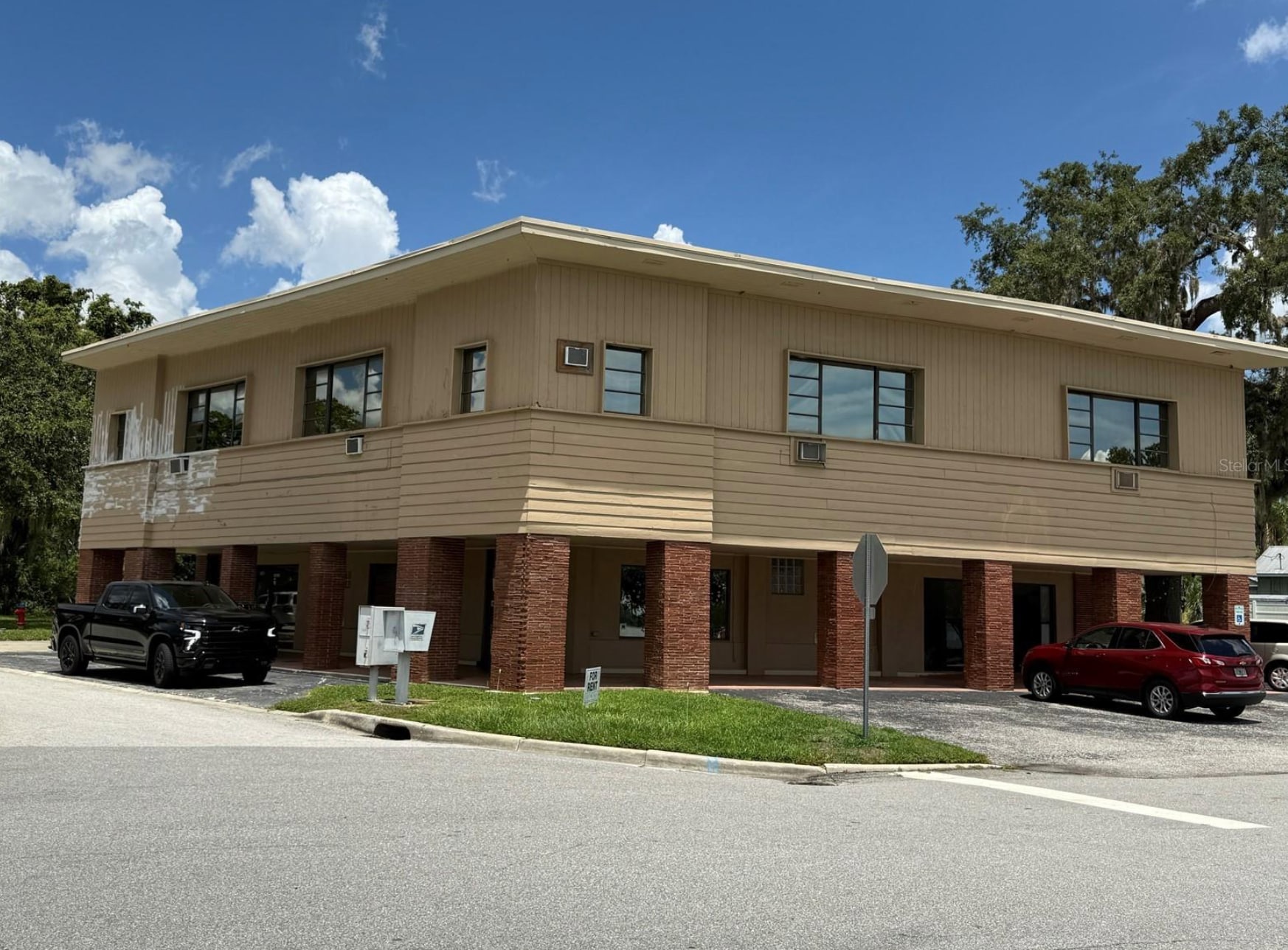 138 E Central Ave, Howey In The Hills, FL à louer Photo de l’immeuble– Image 1 sur 5