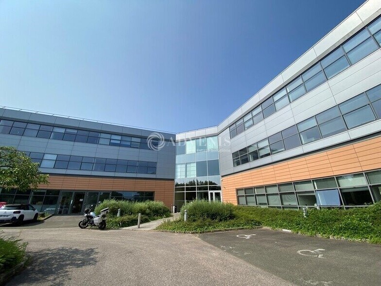 1 Bis Avenue Jean D'Alembert, Élancourt à louer - Photo de l’immeuble – Image 1 sur 8