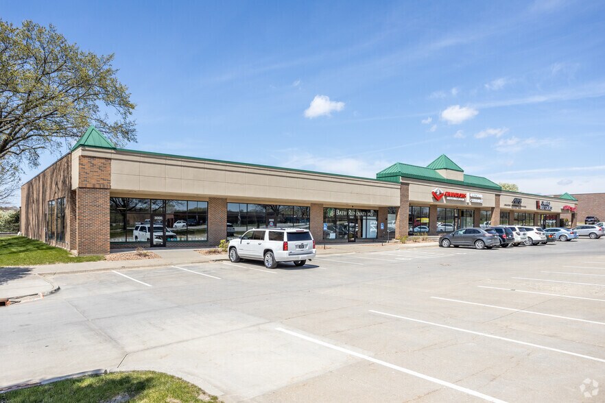 3000-3070 100th St, Urbandale, IA à louer - Photo de l’immeuble – Image 3 sur 6