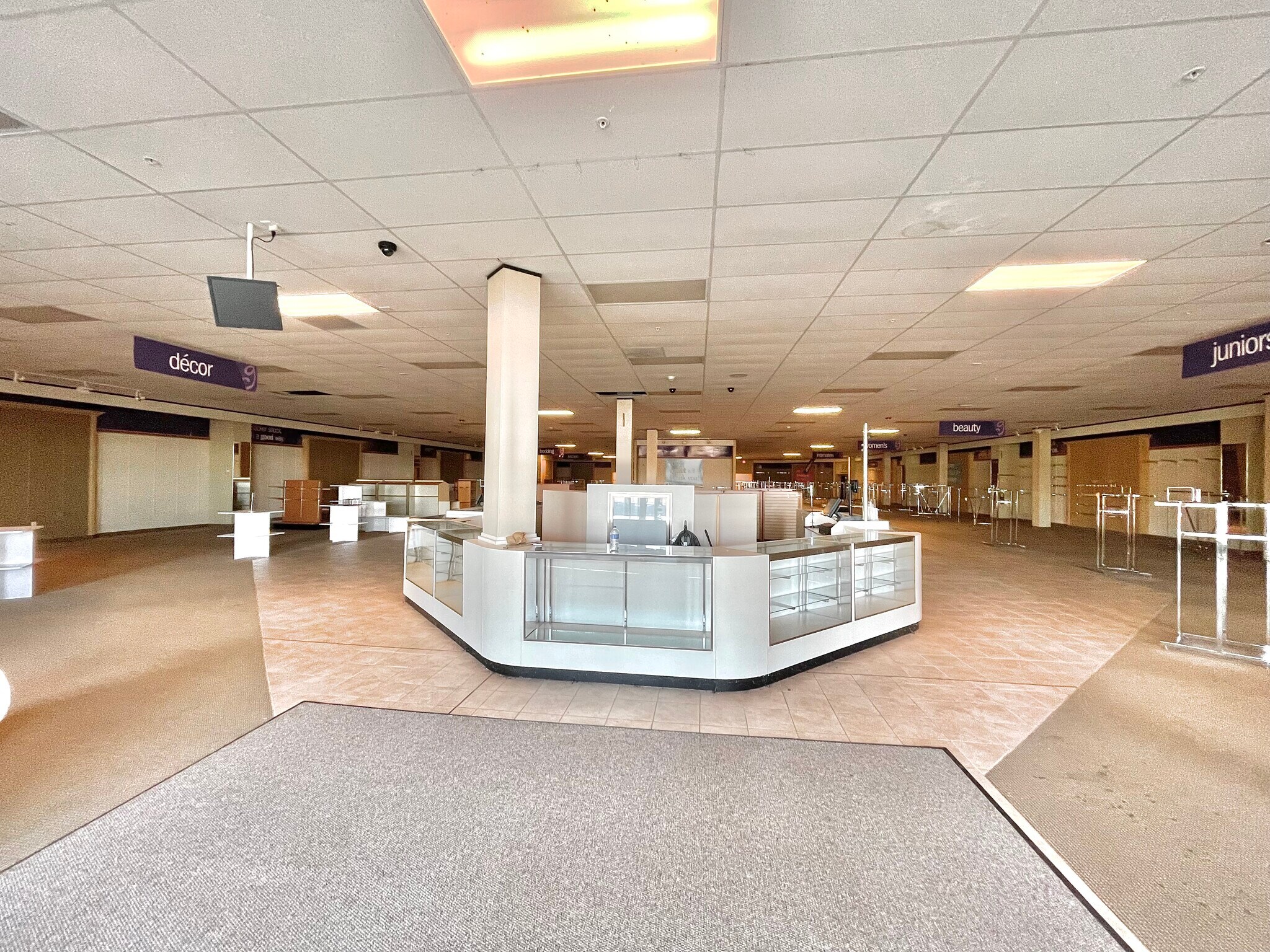 1658-- Lansing Rd, Charlotte, MI à louer Photo de l’immeuble– Image 1 sur 4