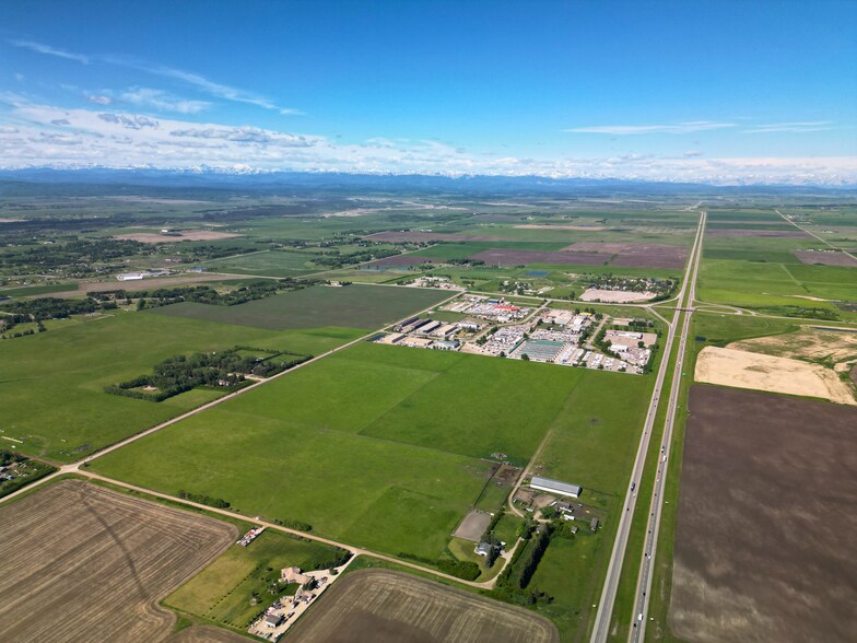 Hwy1 & Range Road 32, Calgary, AB à vendre - Aérien – Image 1 sur 7
