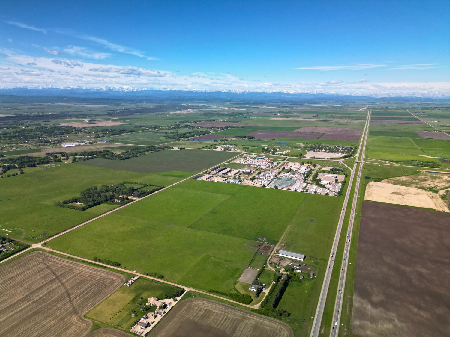 Hwy1 & Range Road 32, Calgary, AB à vendre Aérien– Image 1 sur 8