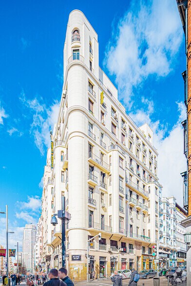 Immeuble residentiel dans Madrid, Madrid à vendre - Photo de l’immeuble – Image 3 sur 4