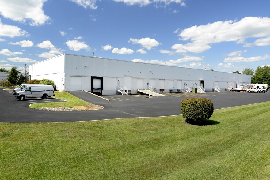 7584 Morris Ct, Allentown, PA à louer - Photo de l’immeuble – Image 2 sur 3