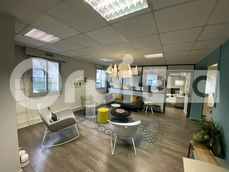 Local d'activités dans Vaulx-en-Velin à vendre - Photo de l’immeuble – Image 2 sur 12