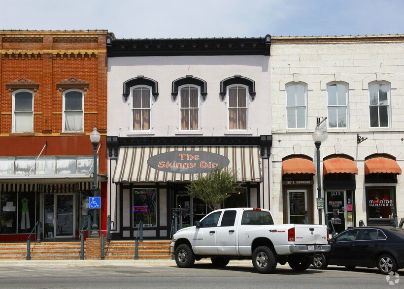 107 E Hopkins St, San Marcos, TX à vendre - Photo de l’immeuble – Image 2 sur 5