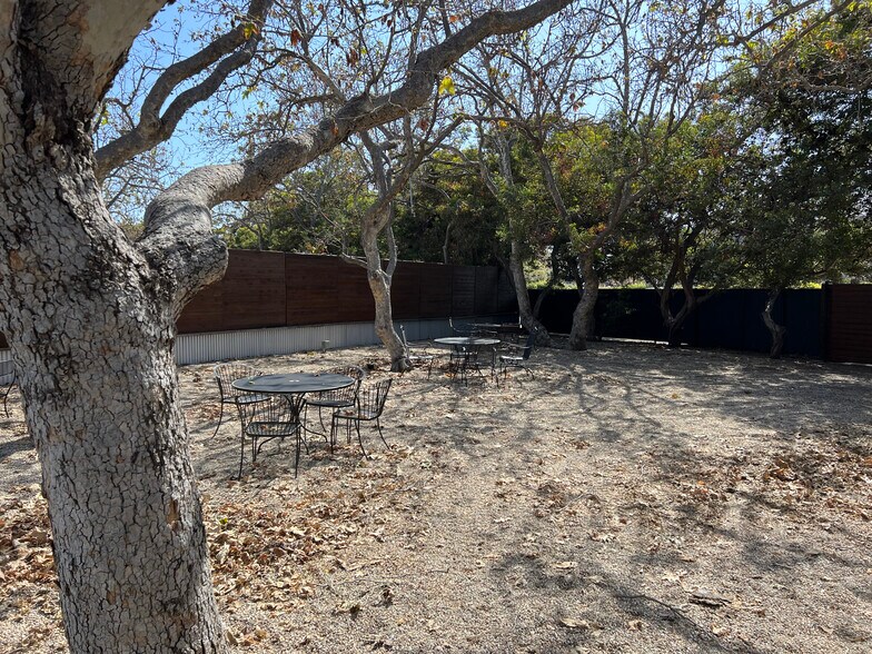 3728 Cross Creek Rd, Malibu, CA à louer - Photo de l’immeuble – Image 2 sur 3