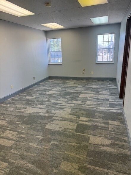 19220 Lorain Rd, Fairview Park, OH à louer - Hall d’entrée – Image 3 sur 7