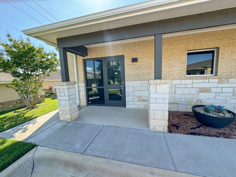 201 N Heatherwilde Blvd, Pflugerville, TX à louer - Photo de l’immeuble – Image 2 sur 12