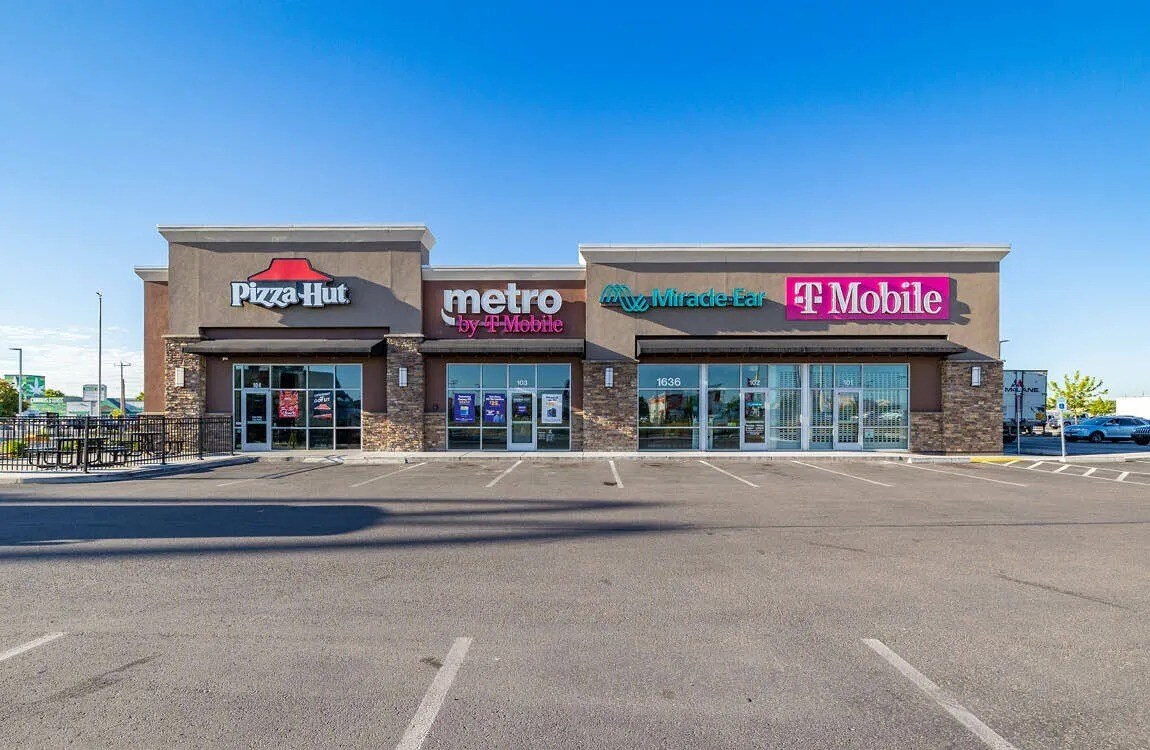 Ontario Retail Center portefeuille de 2 biens à vendre sur LoopNet.fr Photo principale– Image 1 sur 7