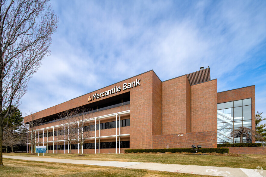 1700 W Big Beaver Rd, Troy, MI à louer - Photo de l’immeuble – Image 2 sur 7