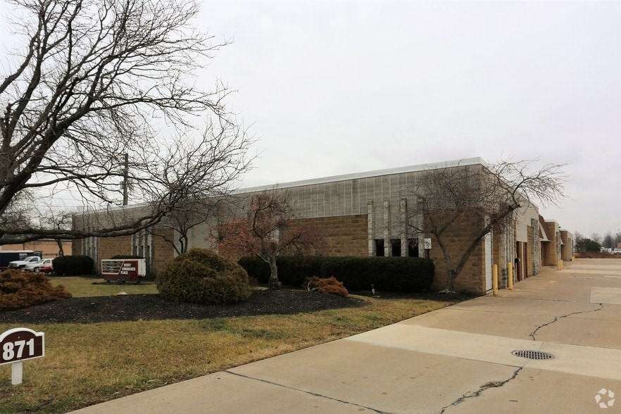 871 Canterbury Rd, Westlake, OH à louer - Photo de l’immeuble – Image 1 sur 2