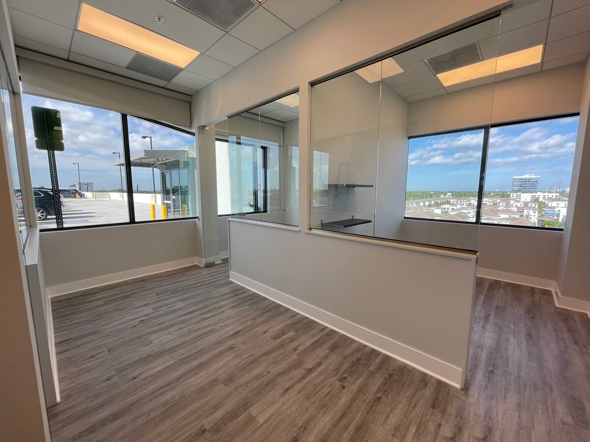 19790 W Dixie Hwy, Aventura, FL 33180 - Lot 609 -  - Photo intérieure - Image 1 of 5