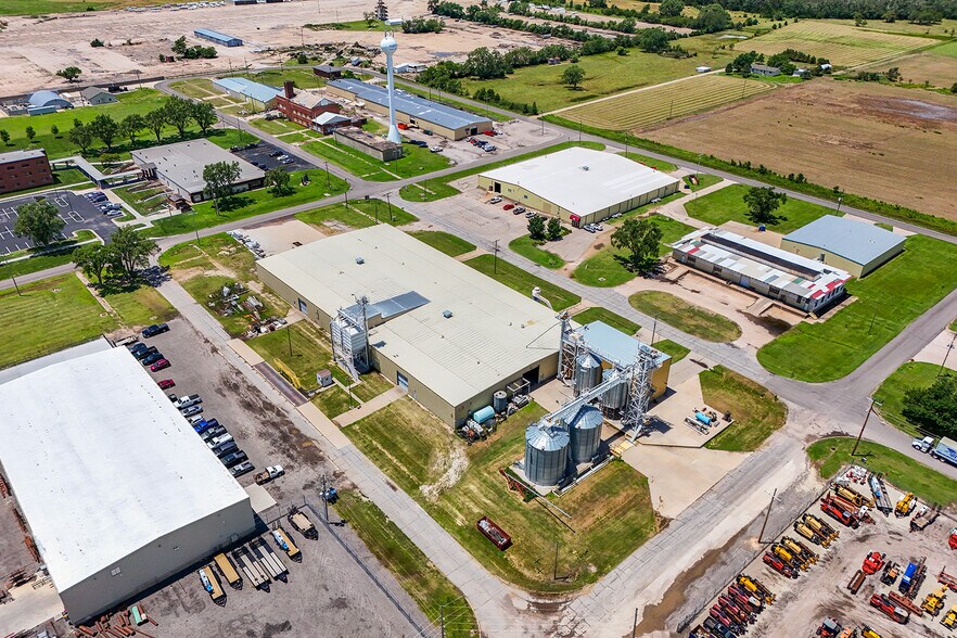 1616 E Wasp Rd, Hutchinson, KS à vendre - Photo de l’immeuble – Image 2 sur 92