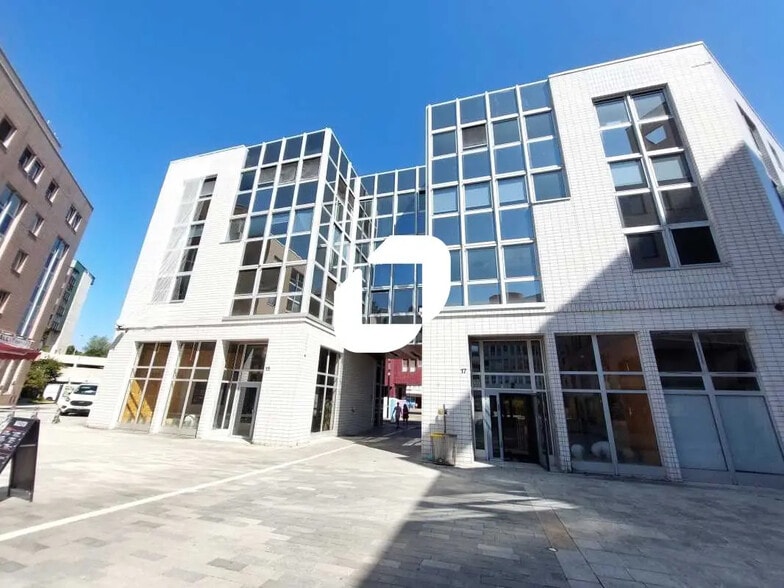 17 Rue Joël Le Theule, Montigny-le-Bretonneux à louer - Photo de l’immeuble – Image 1 sur 6