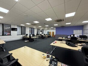 Leatherhead Rd, Chessington à louer Photo intérieure– Image 2 sur 6