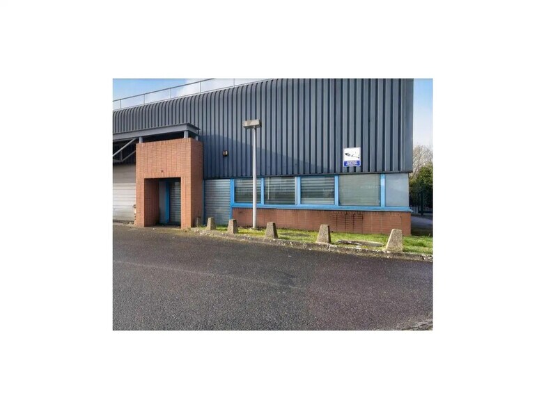 Local d’activités dans Villepinte à louer - Photo de l’immeuble – Image 2 sur 9