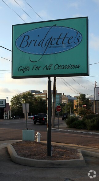 2725 N State St, Jackson, MS à louer - Photo de l’immeuble – Image 3 sur 3